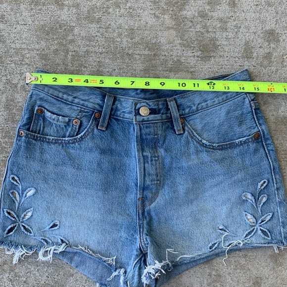 Levi’s 501 Floral Cut Out Jean Shorts - Picture 5 of 12
